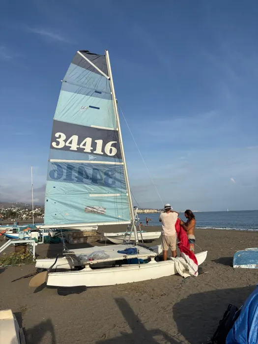 Hobie Cat 34416 am Strand aufgeriggt